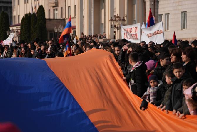 Laçin koridoru hala kapalı, Stepanakert'te miting